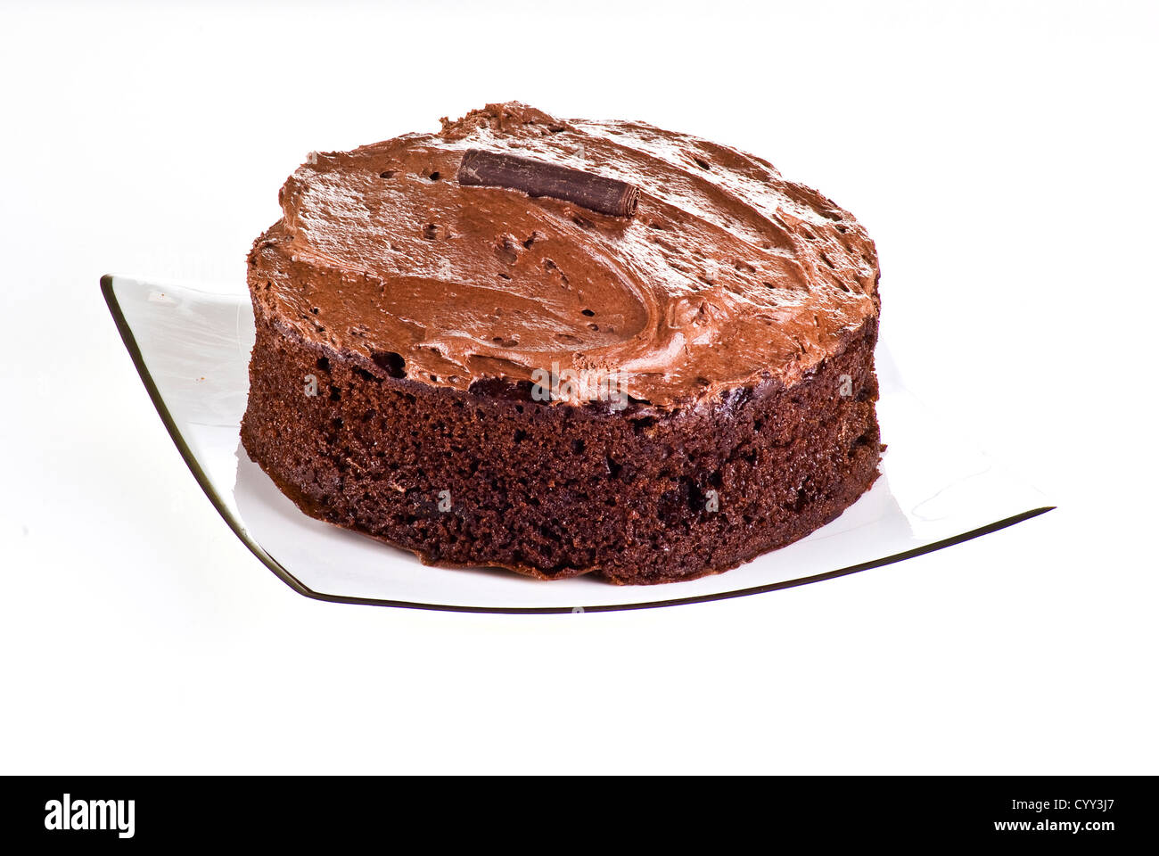 Dunkel braun Schokoladenkuchen auf weißem Hintergrund Stockfoto