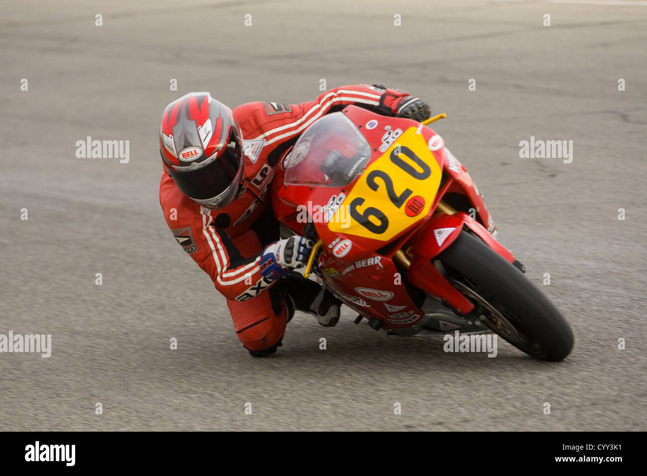 Ein Motorradfahrer Rennen auf einer Strecke auf dem WIllow Springs International Raceway in Kalifornien. Stockfoto