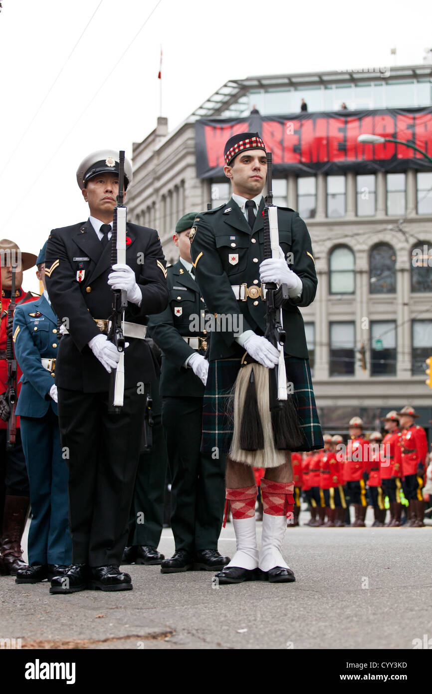 Poppys und Kränze sind am Volkstrauertag am Ehrenmal in Vancouvers Siegesplatz gelegt. Stockfoto