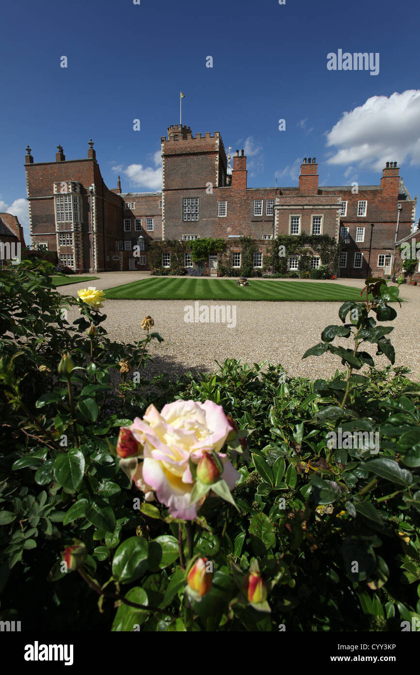 Burton Constable Gärten mit der Südfassade des elisabethanischen Herrenhauses aus dem 16. Jahrhundert im Hintergrund. Stockfoto