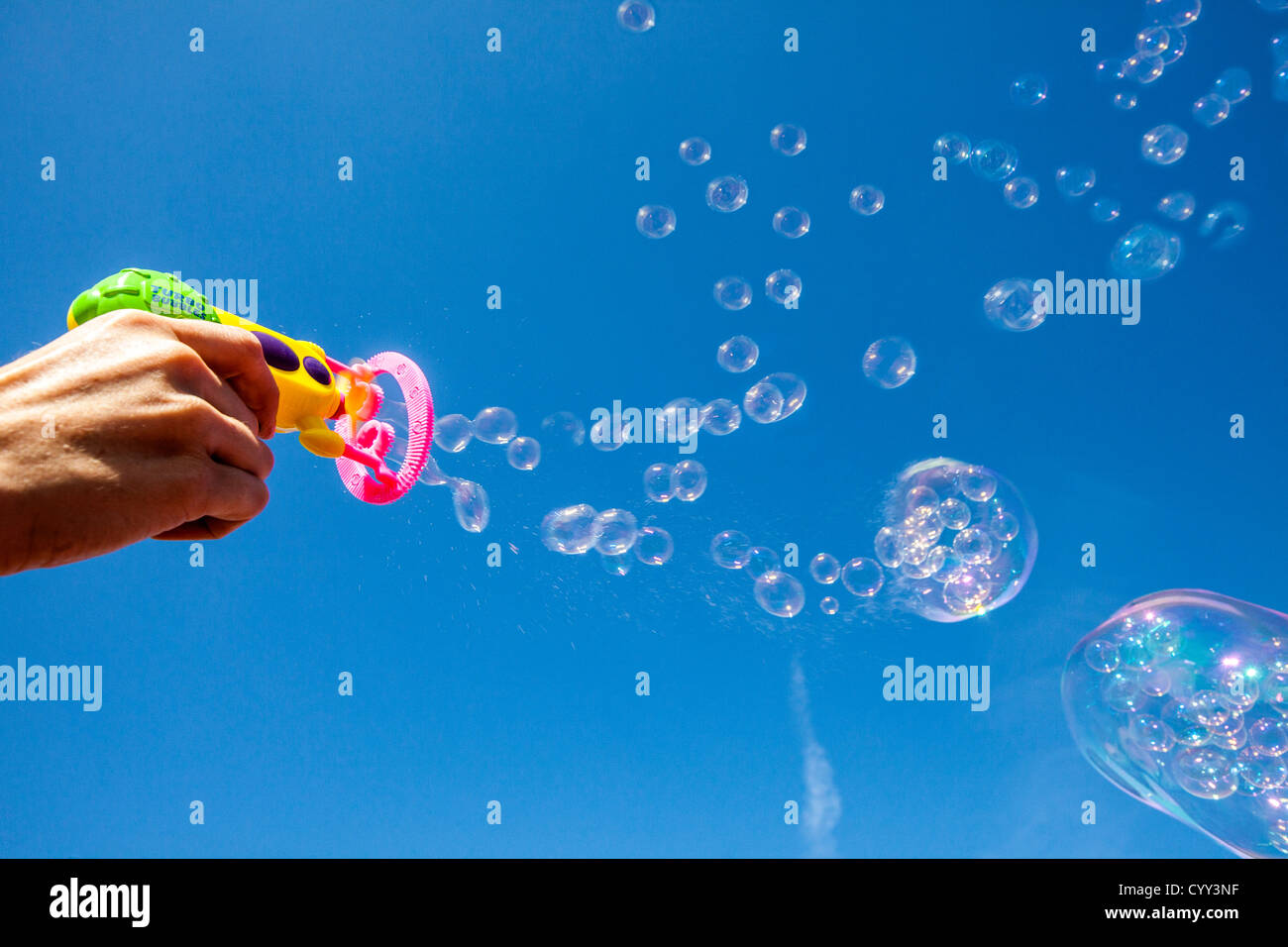 Seifenblasen. Luft weht durch einen Ring, bedeckt mit Wasser und Seife. Mit einem Kinderspielzeug, eine Seifenblasen-Maschine gemacht. Stockfoto