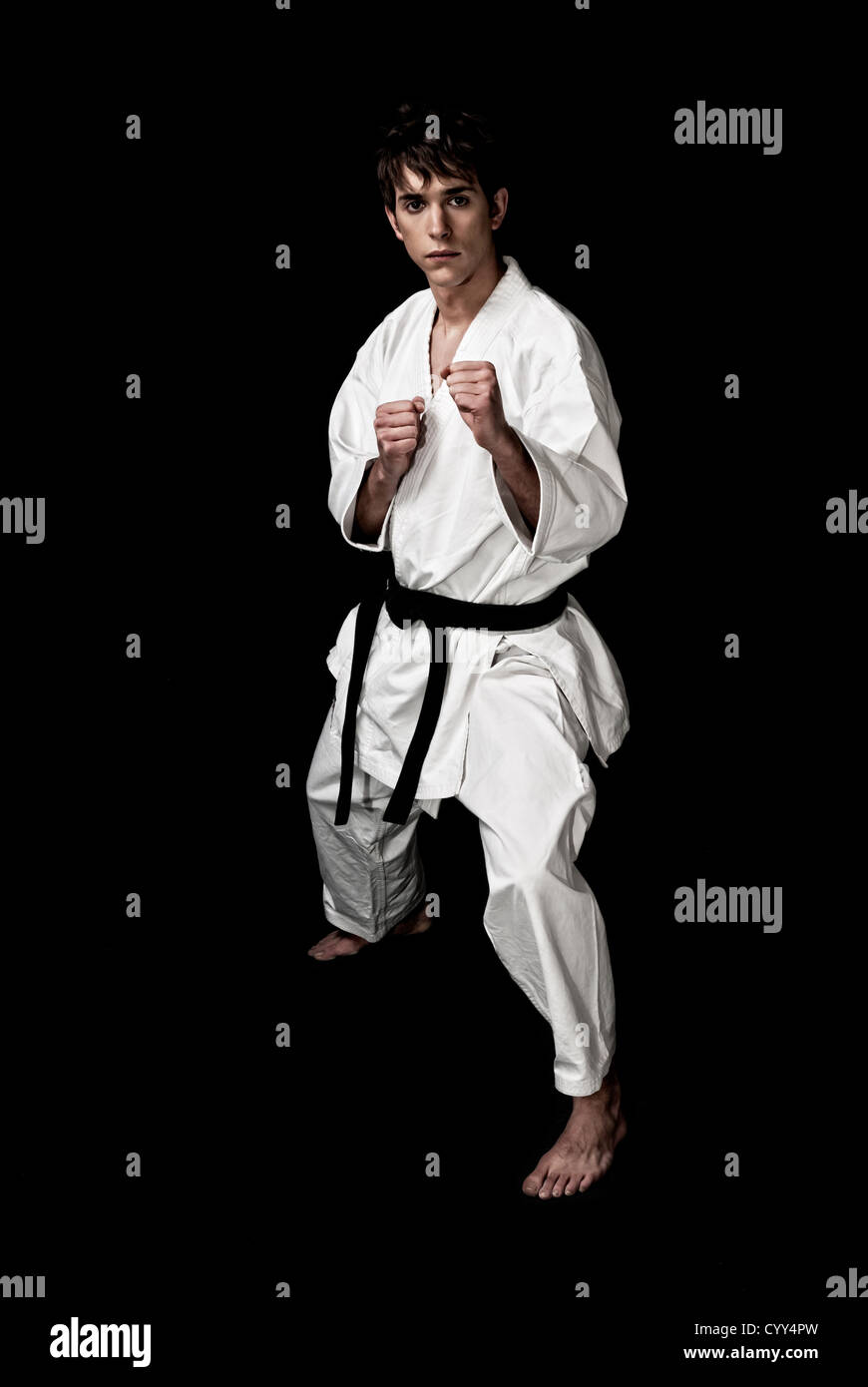 Karate männlichen Kämpfer junge kontrastreiche auf schwarzem Hintergrund Stockfoto