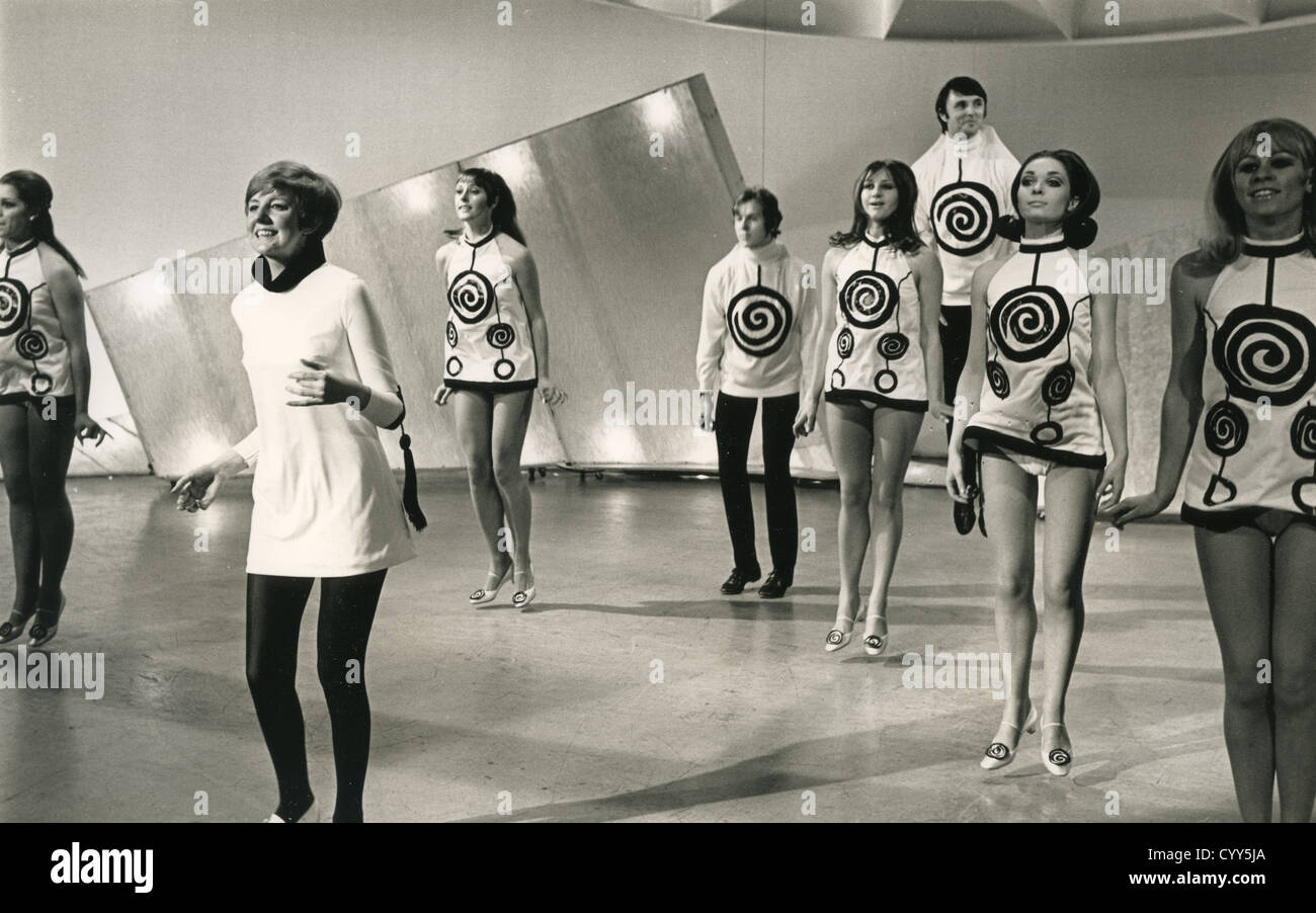 CILLA BLACK UK pop Sänger im Januar 1968 in Serie 1 Episode 1 der BBC-TV-Show "Cilla" durch die Tanzgruppe der Marienkäfer gesichert Stockfoto