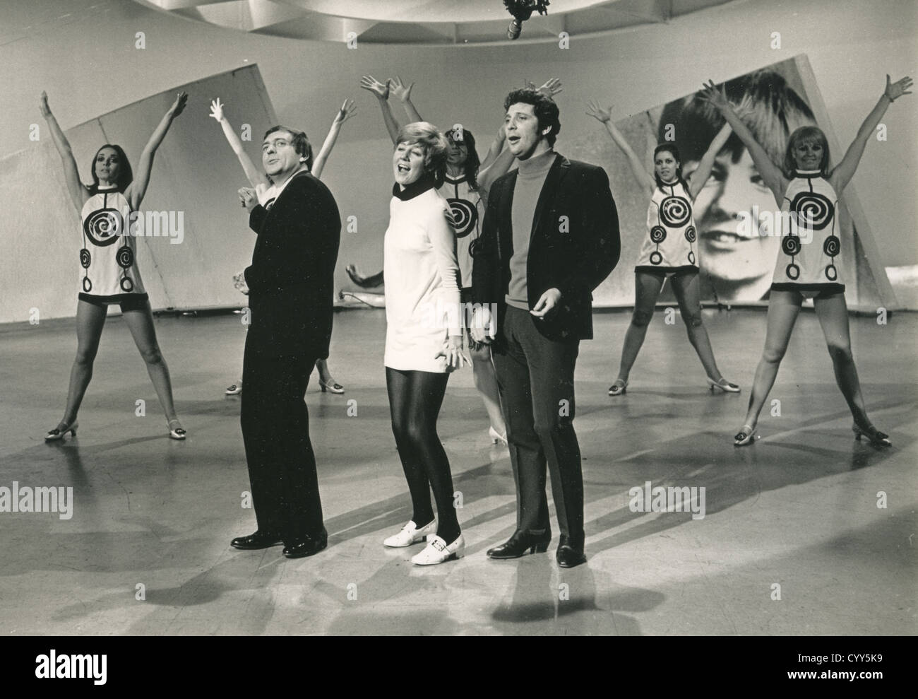 CILLA BLACK UK pop Sänger im Januar 1968 auf Serie 1 Episode 1 der BBC-TV-Serie "Cilla' mit Harry H. Corbett links und Tom Jones Stockfoto
