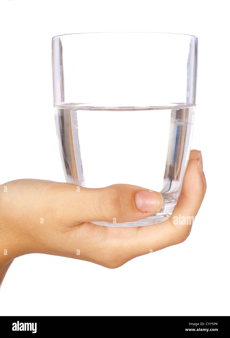 Hand hält ein Glas Wasser vor weißem Hintergrund isoliert. Stockfoto