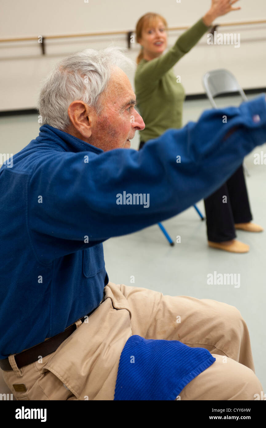 Bewegungsunterricht für ältere Menschen mit Parkinson-Erkrankung Stockfoto