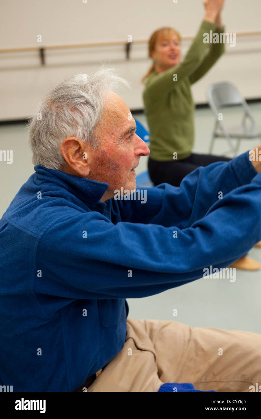 Bewegungsunterricht für ältere Menschen mit Parkinson-Erkrankung Stockfoto