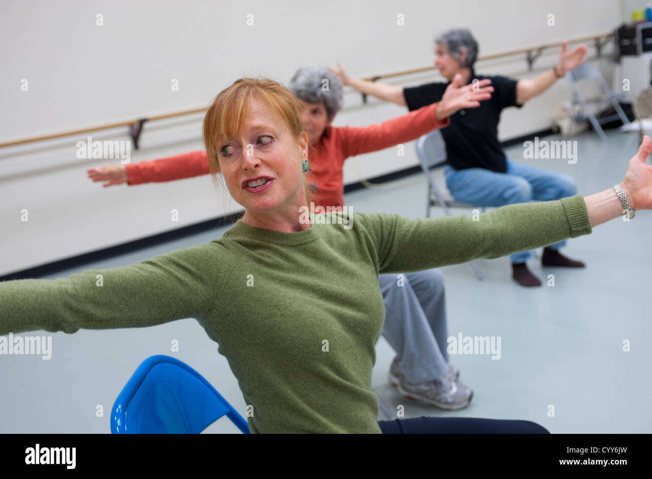 Bewegungsunterricht für ältere Menschen mit Parkinson-Erkrankung Stockfoto