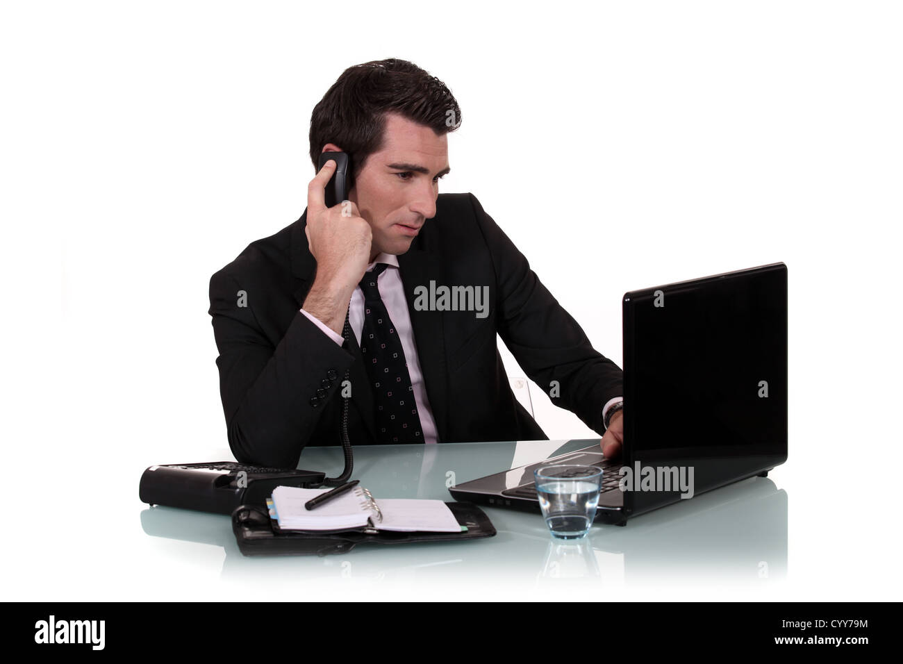 Anstrengenden Geschäftsmann saß am Schreibtisch Stockfoto