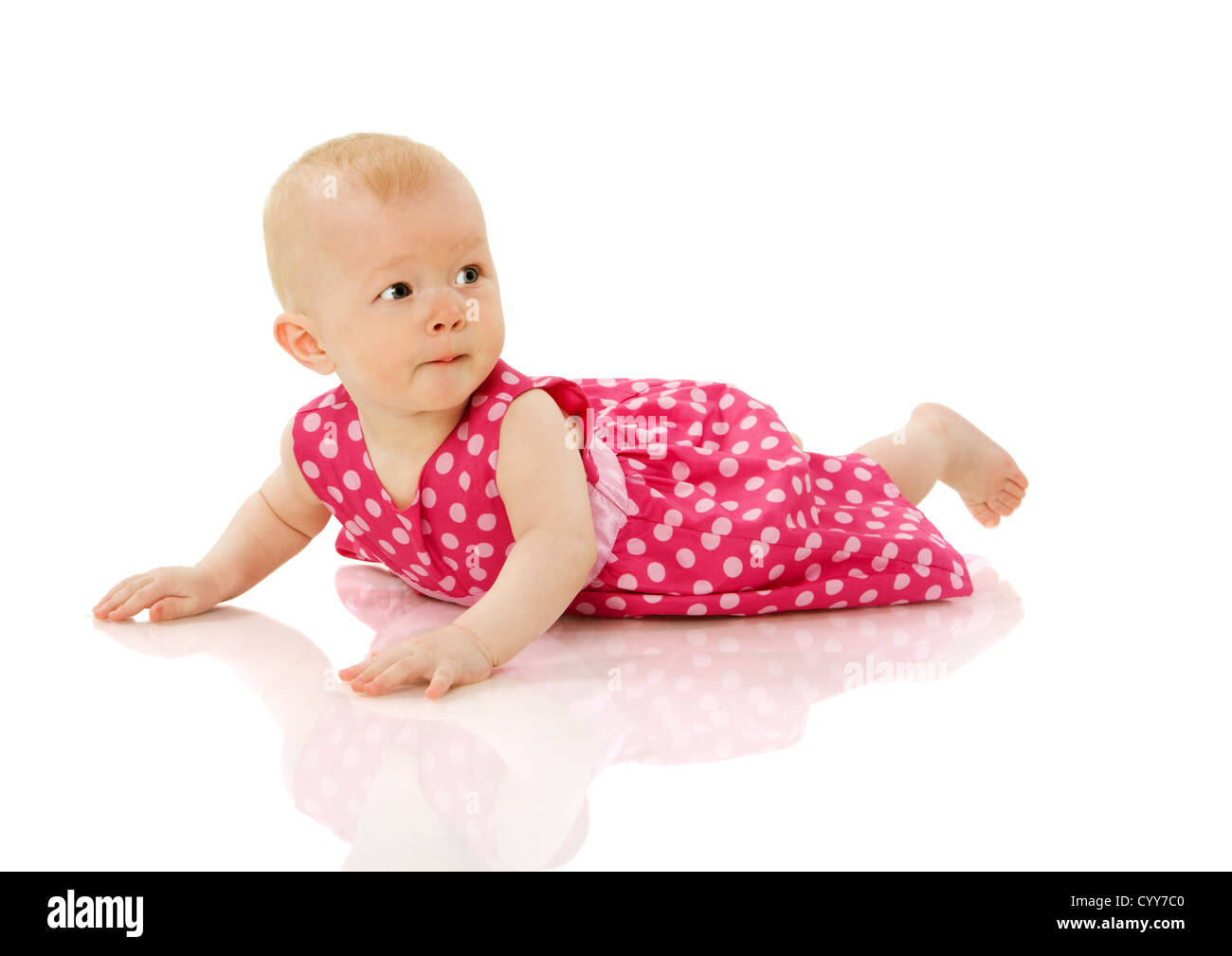 Sechs Monate Mädchen auf Boden isoliert auf weiss Stockfoto