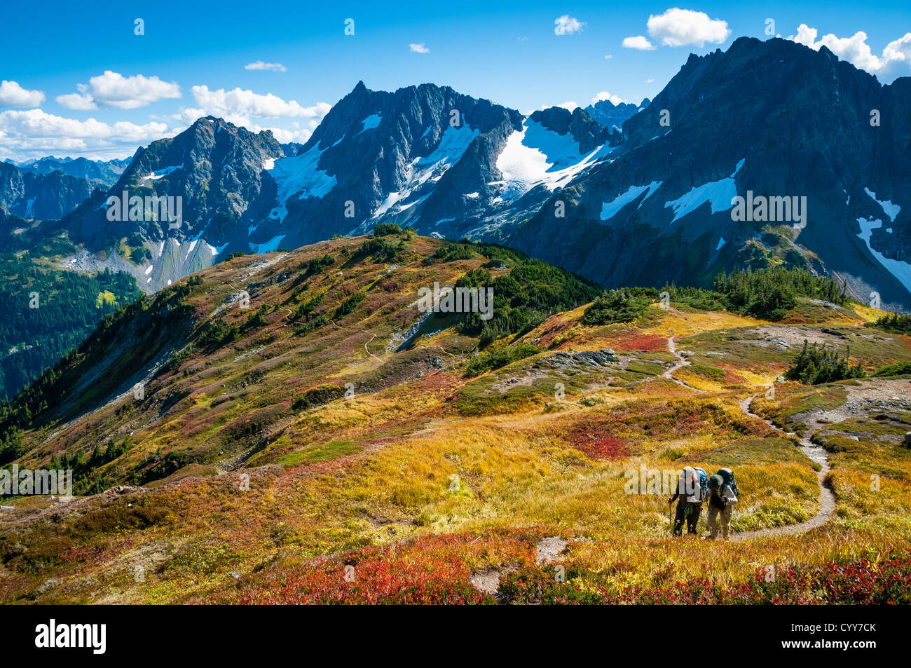Paar mit Rucksack wandern auf Sahale Arm Trail, Cascade Pass, North Cascades National Park, Washington. Stockfoto