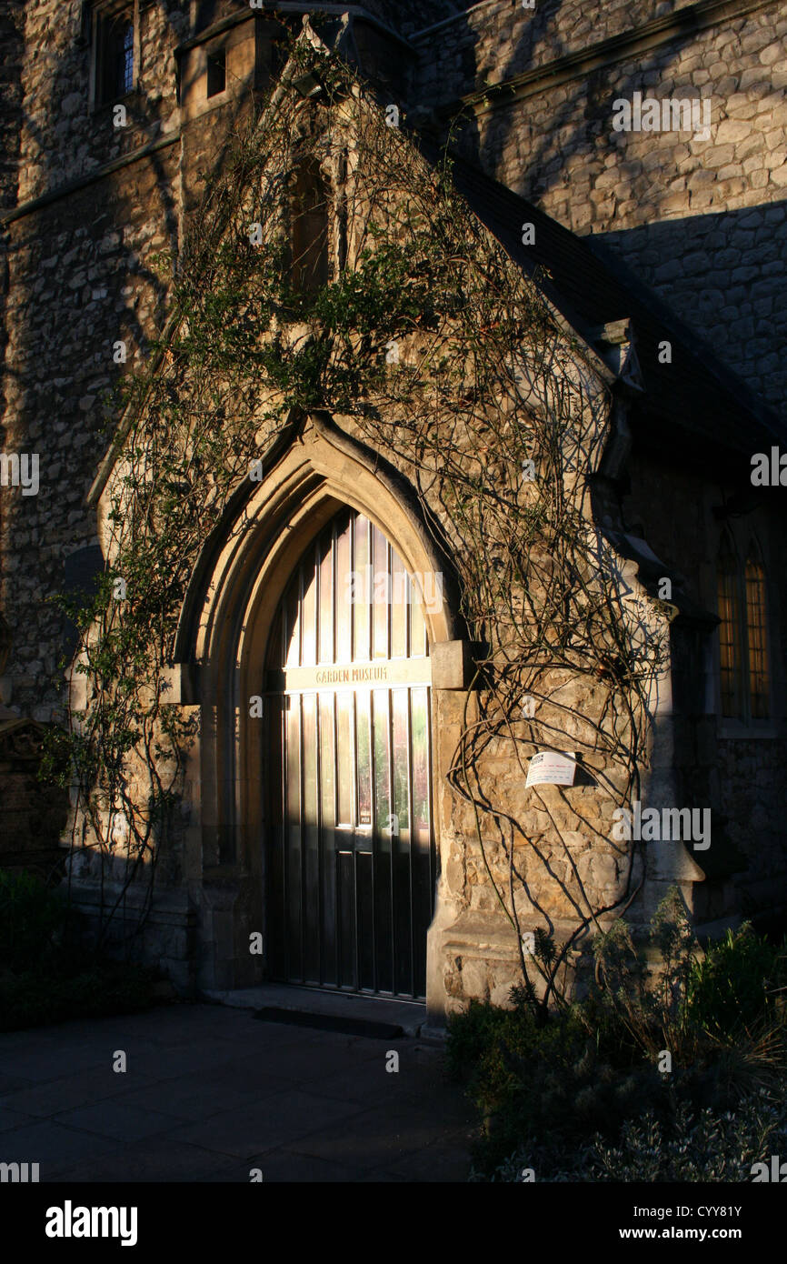 Entweihte Pfarrei Kirche von St Mary-am-Lambeth, jetzt das Garten-Museum Stockfoto