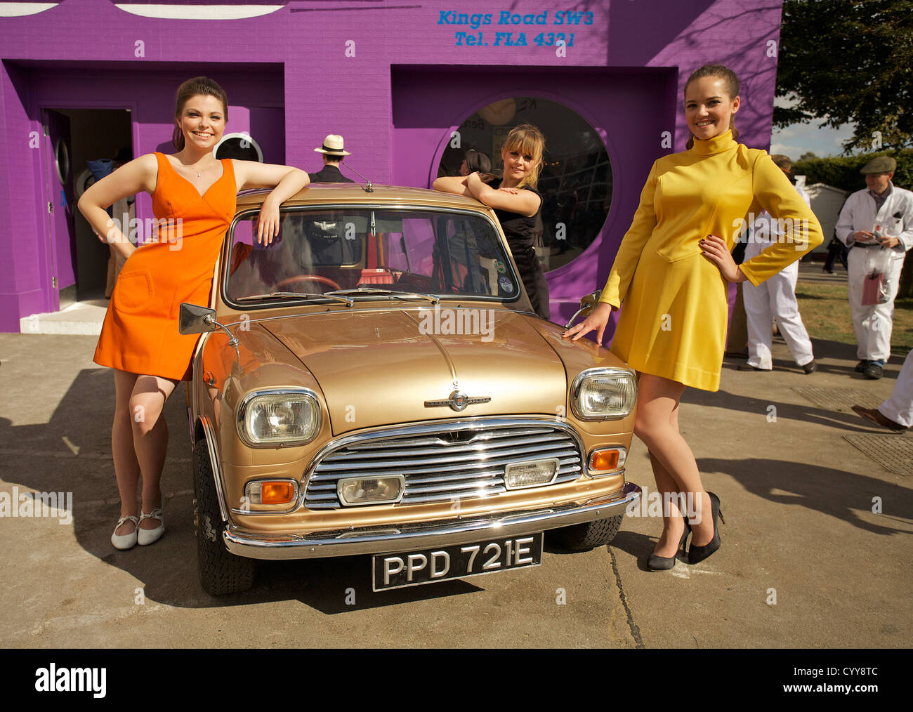 Modelle zeigen ihre 1960er Jahre Minikleider vor dem Mini Autohaus beim Goodwood Revival 2012 Stockfoto