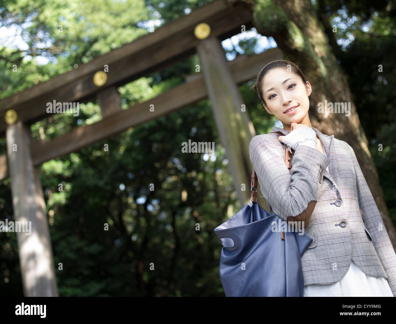 Schöne junge Japanerin Meiji-Jingu Schrein, Tokyo zu besuchen. Am Toriii Tor markiert, das den Eingang zum heiligen Bezirk Stockfoto