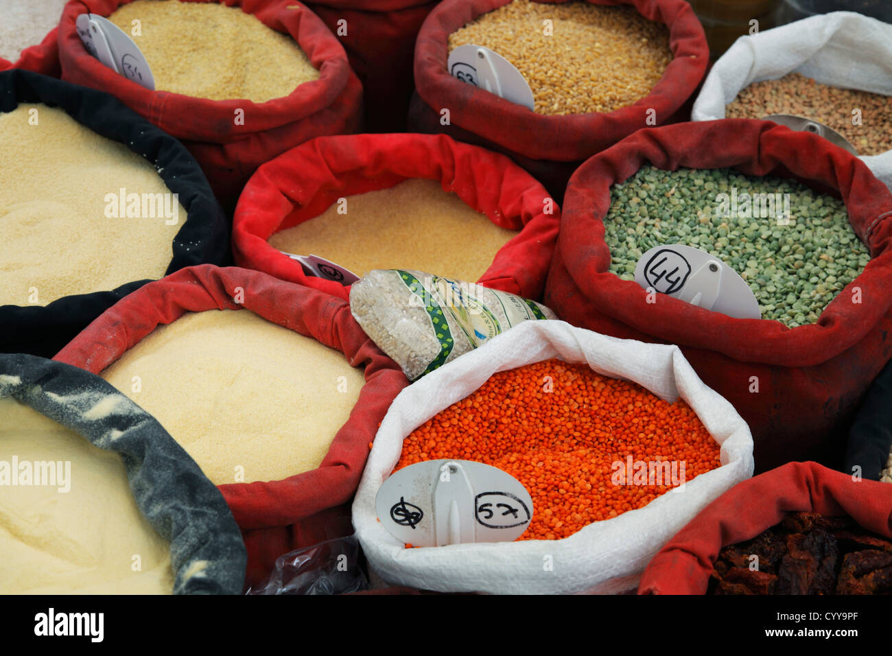 Orientalische Hülsenfrüchte (Erbsen, Linsen) und Getreide (Reis, Bulgur, Couscous, Grieß, Weizen) für den Verkauf auf Lebensmittelmarkt Stockfoto