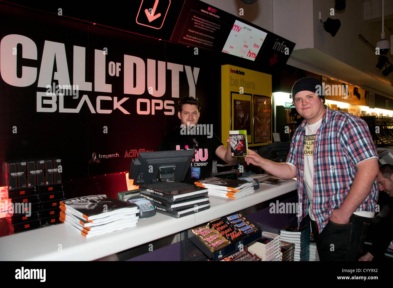 London, UK. 11.12.12. Taylor Pelling, Spiel-Fanatiker ist die erste Person im Vereinigten Königreich, seine Hände auf Call of Duty Black Ops II. 19-Year-Old Pelling hatte camping wurde vor dem Geschäft seit dem 6. November um sicherzustellen, dass er in erster Linie für das Spiel ist. Stockfoto