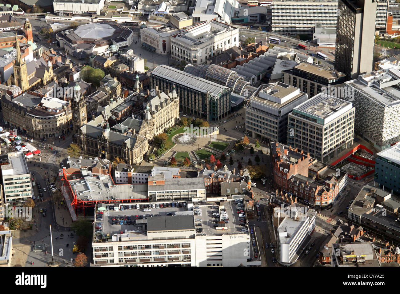 Luftaufnahme von Sheffield Stadtzentrum, einschließlich Peace Gardens, Wintergärten und The Crucible Theatre Stockfoto