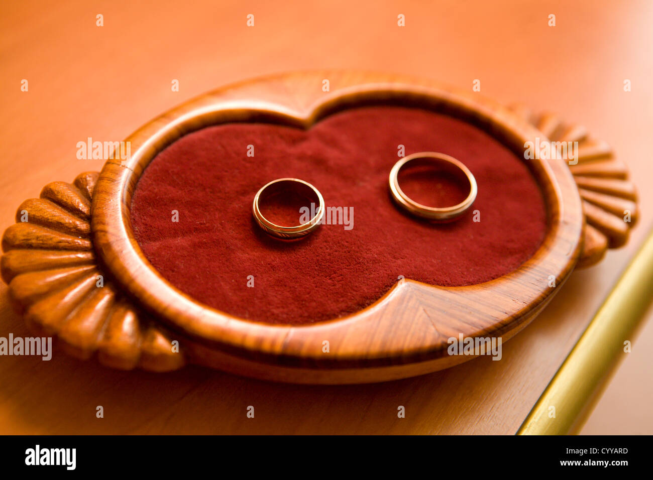 Zwei Trauringe auf spezielle Küche Makroaufnahme liegend Stockfoto