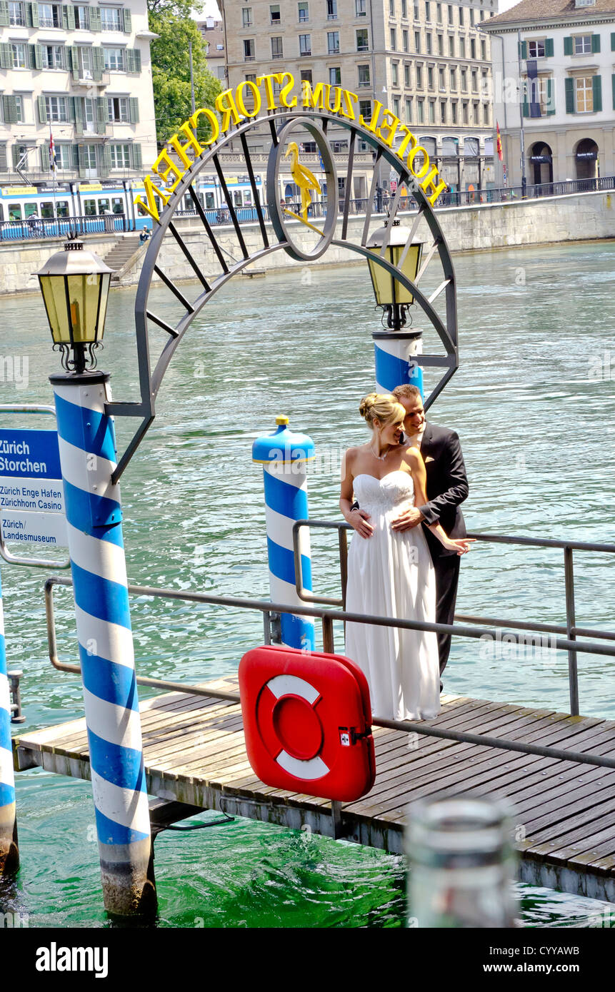 Paar posieren für Hochzeitsfotos auf einem Dock über den Fluss in Zürich Schweiz Stockfoto