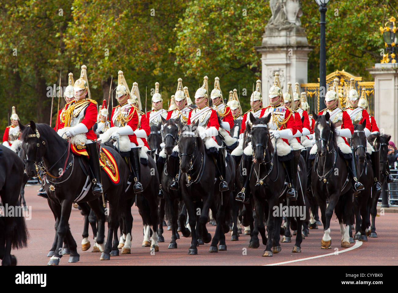 Mitglieder des Household Cavalry - die Leibgarde am Buckingham Palace, London, England, UK Stockfoto