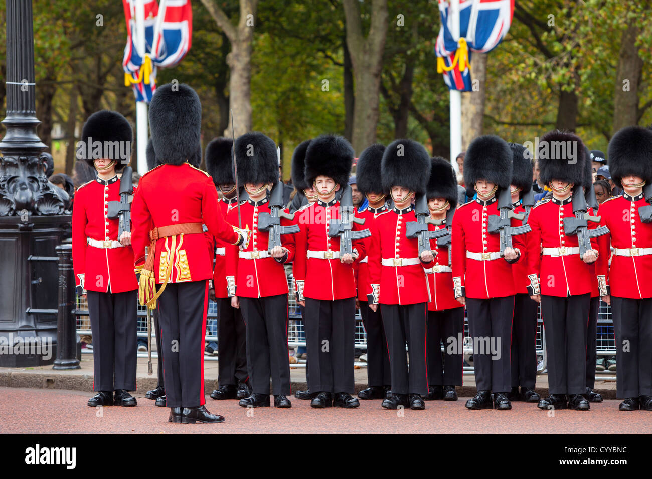 Mitglieder der schottischen Garde stramm an der Buckingham Palace, London England, UK Stockfoto