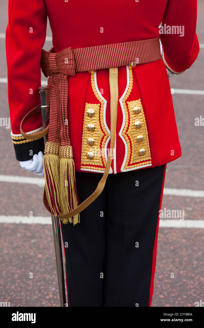 Einheitliche Detail eines Mitglieds der Scots Wachablösung vor dem Buckingham Palace, London England, UK Stockfoto