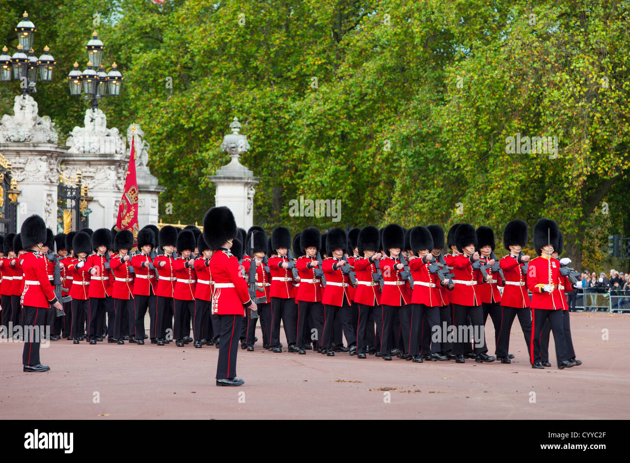 Mitglieder der schottischen Garde auf der Parade am Buckingham Palace, London England, UK Stockfoto