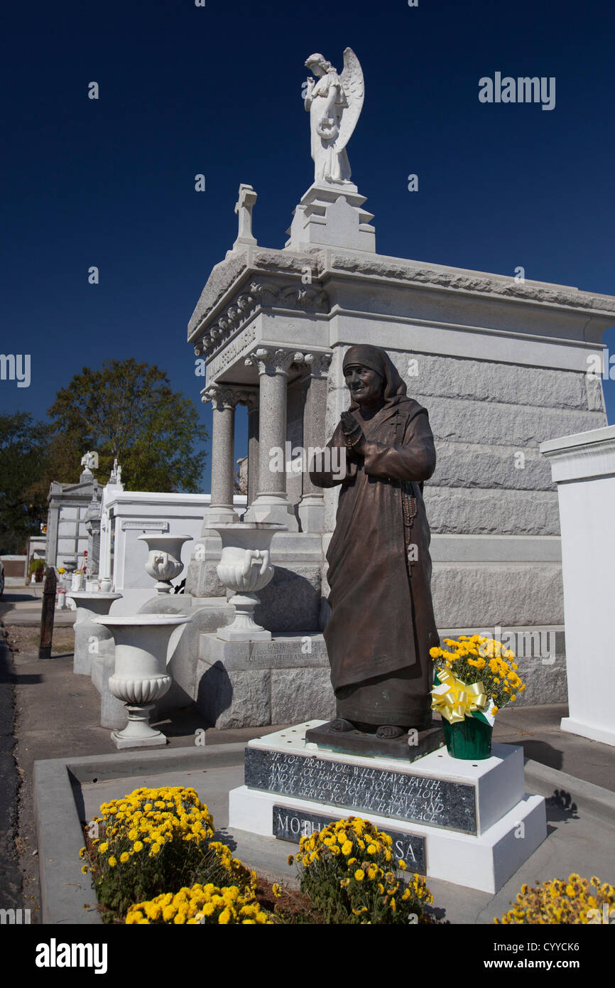 New Orleans, Louisiana - eine Statue von Mutter Teresa in St. Louis #3 Friedhof. Stockfoto