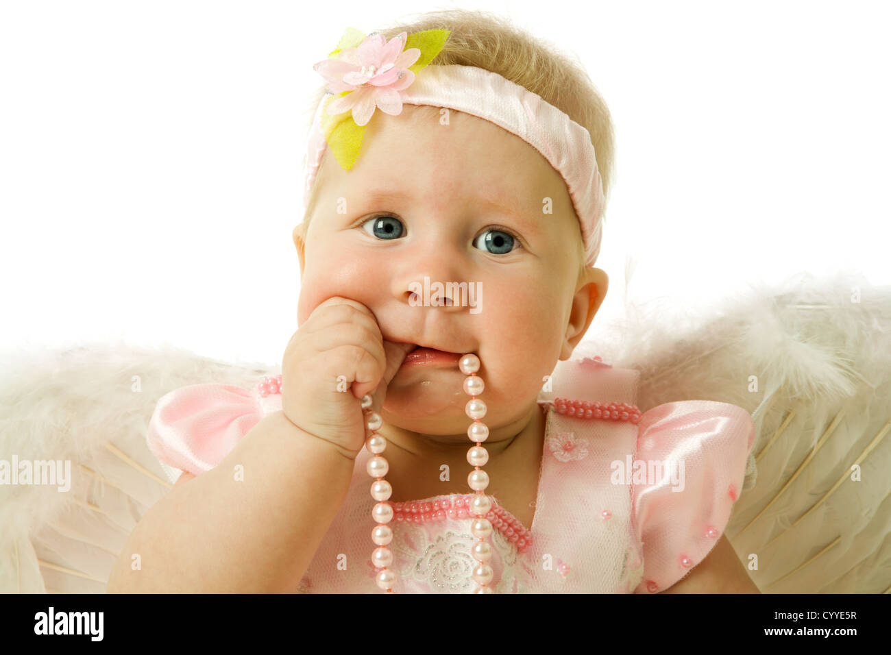 Entzückende Babymädchen spielen mit Perlen isoliert auf weiss Stockfoto