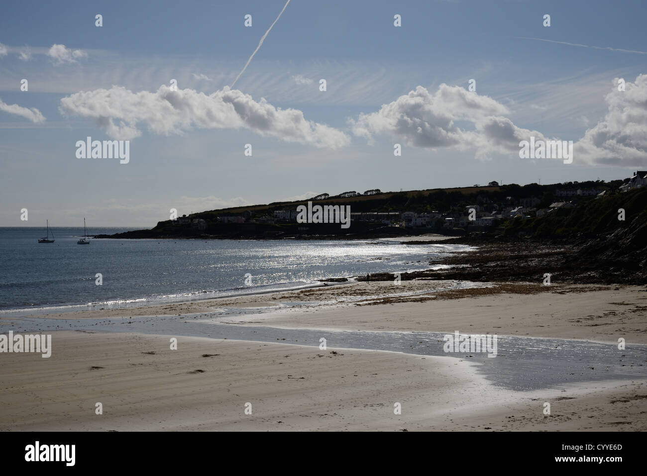 Kontrastreiche Ansicht der Portscatho Stadt und Bucht Süd-West Stockfoto