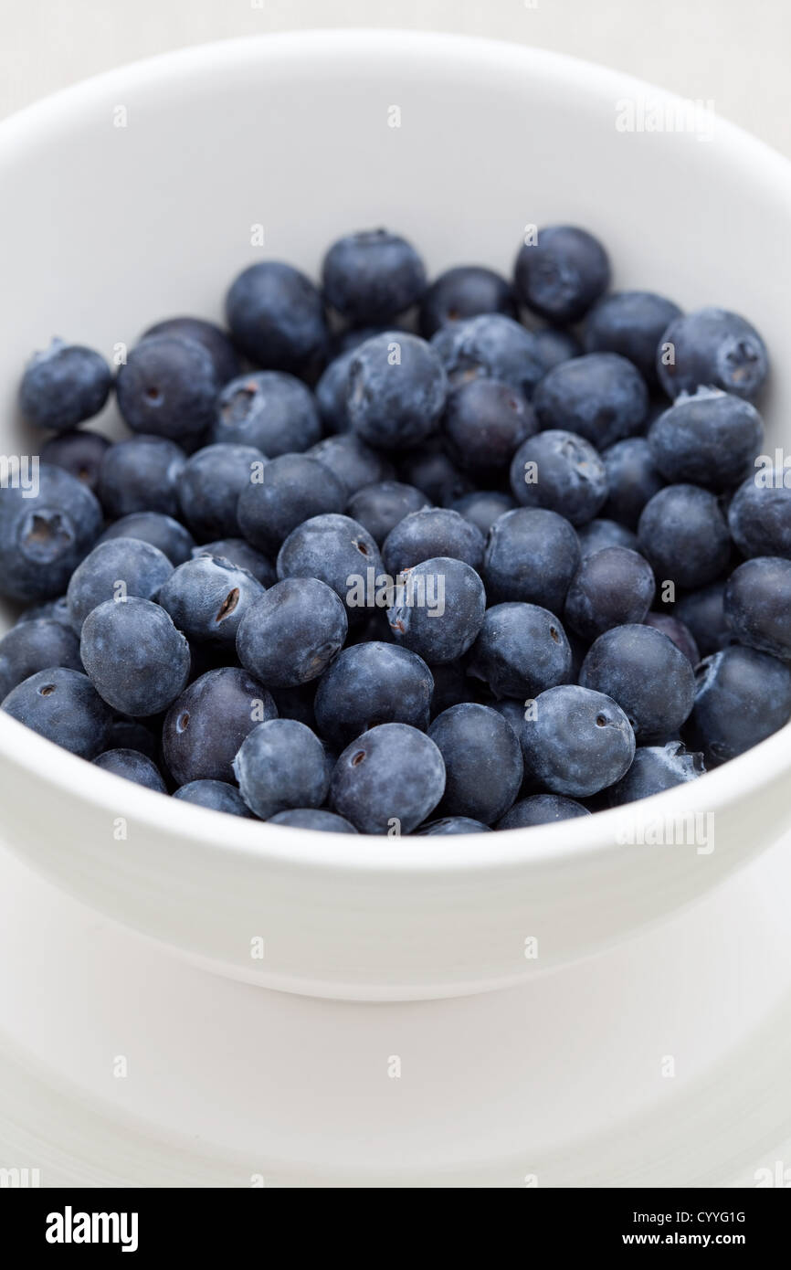 Köstliche frische Heidelbeeren in einem weißen Topf Stockfoto