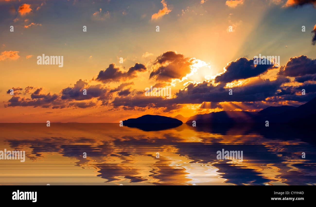 Sonnenaufgang über dem kretischen Land und das Mittelmeer. Stockfoto