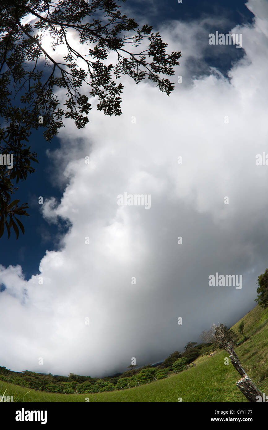 Fisheye Aufnahme von Wolken Costa Rica Horizont überrollen Stockfoto