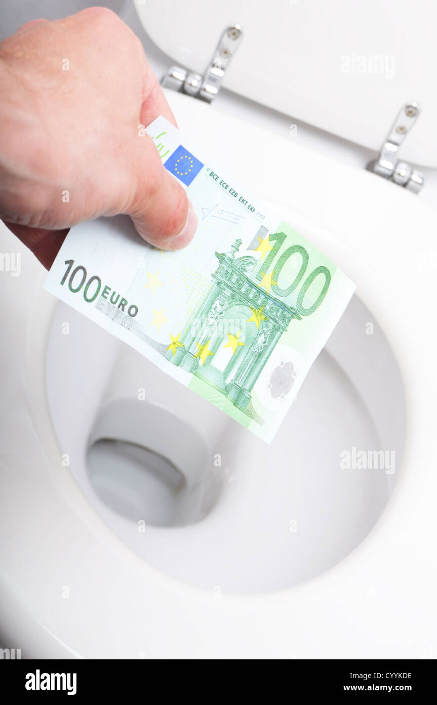 Geld und Toilette zeigen Finanzkrise Konzept Stockfoto