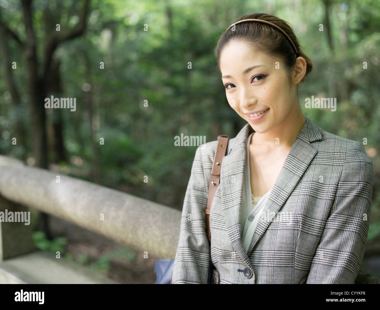 Schöne junge Japanerin mit Tweed-Jacke Stockfoto