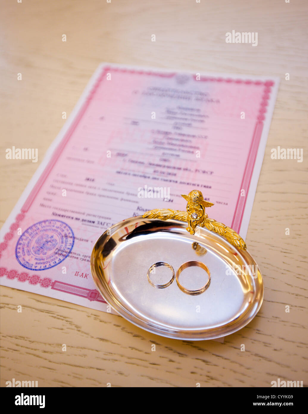 Zwei goldene Hochzeit Ringe auf Heiratsurkunde Stockfoto