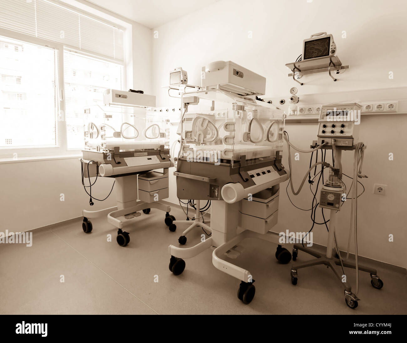 Medizinisch-diagnostische Geräteraum. Therapeutische und diagnostische Zimmer mit medizinischen Geräten. Stockfoto