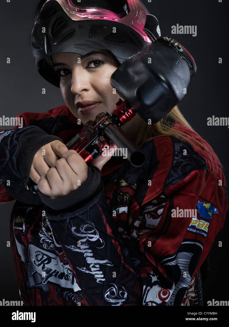 Frau Paintballer Paintball Pistole und Körper Rüstung Stockfoto
