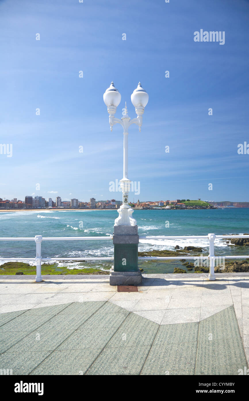 weiße Retro-Lammpost auf öffentlicher Straße in Gijón, Asturien Spanien Stockfoto