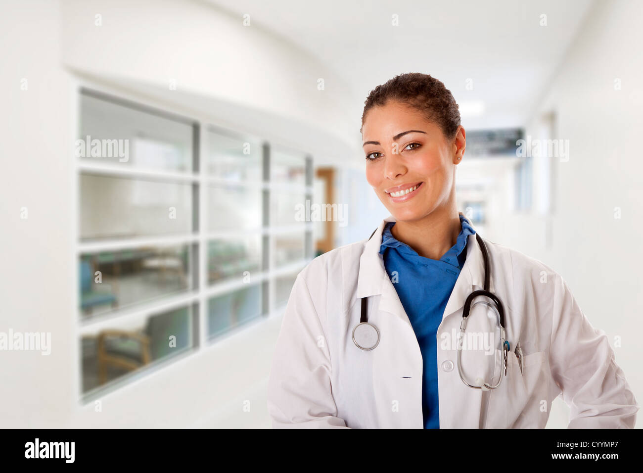 Glücklich lächelnd Ärztin Arzt Krankenschwester im Krankenhaus Flur Halle Weg vor Patienten Beratung Wartezimmer stehen Stockfoto