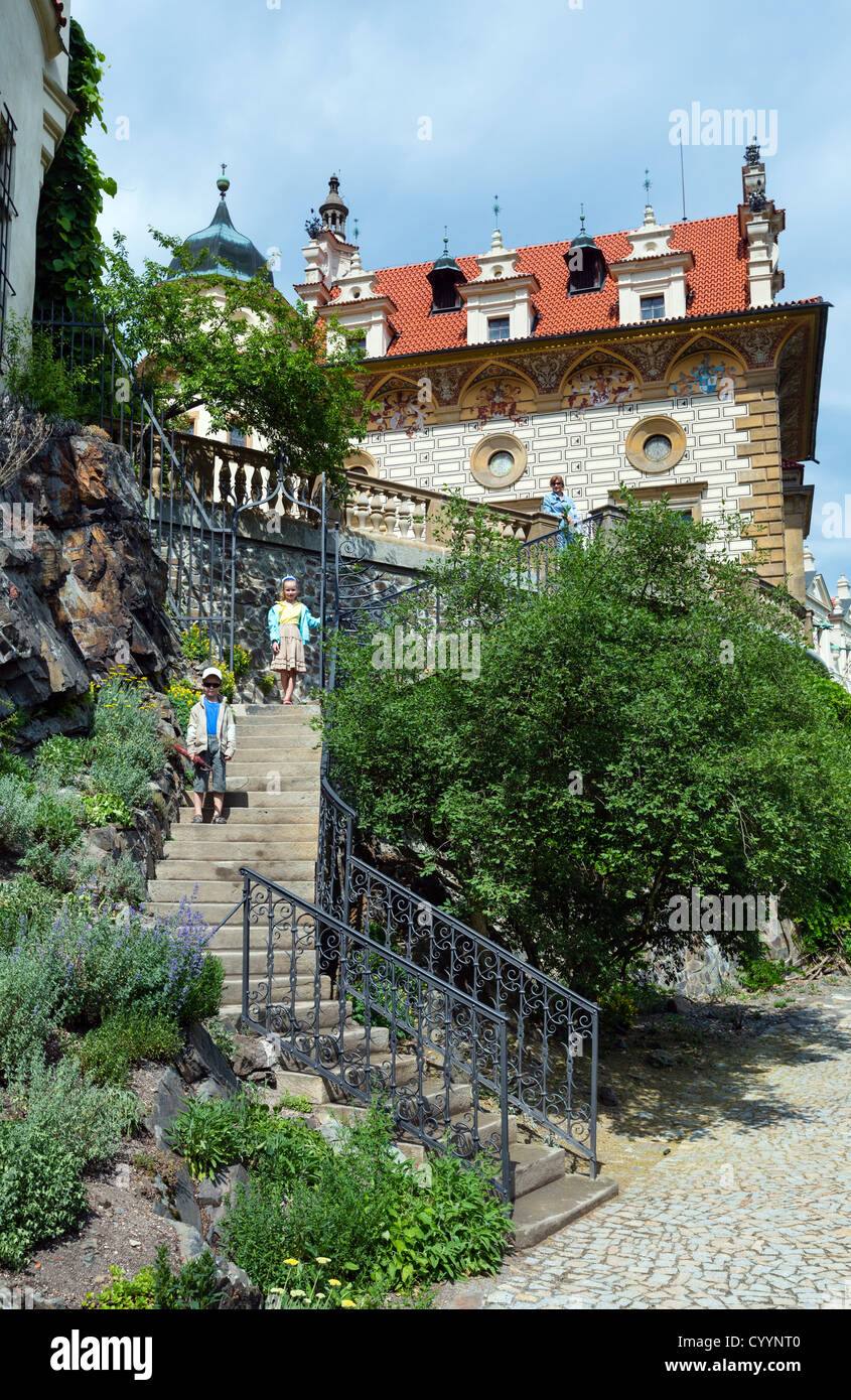 Kinder auf der Treppe zum Pruhonice Schlosspark in Prag, Tschechien. Wurde im 12. Jahrhundert gegründet. Stockfoto