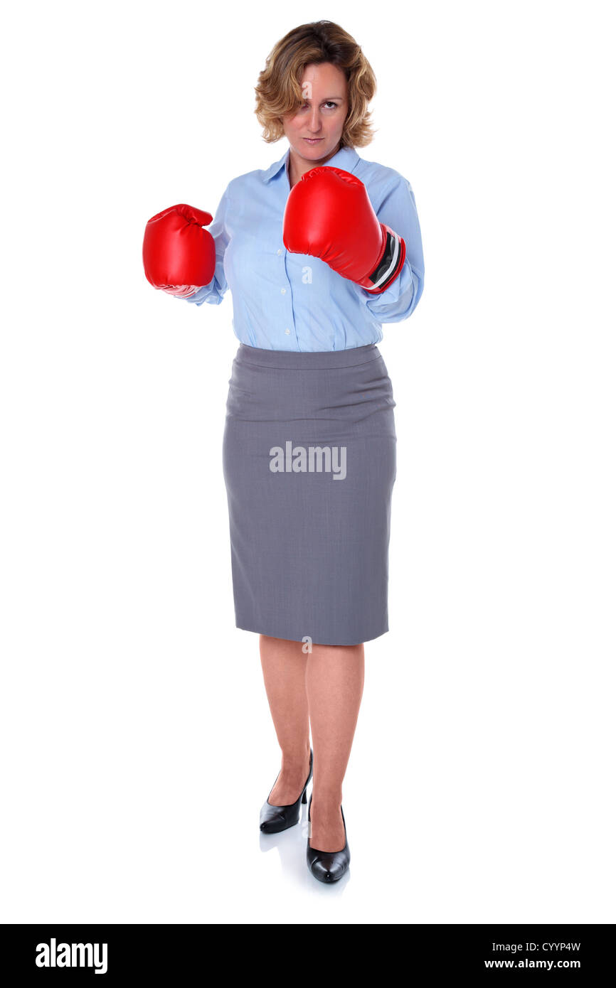 Foto von einer Geschäftsfrau tragen Boxhandschuhe, isoliert auf einem weißen Hintergrund. Stockfoto