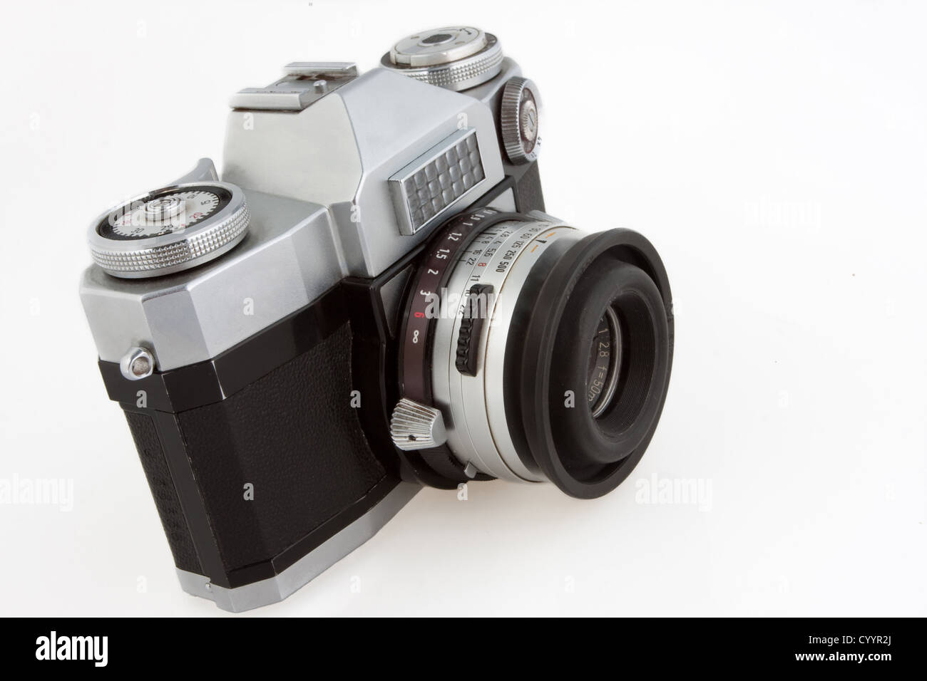 Alte Vintage SLR Filmkamera isoliert auf weiss. Stockfoto