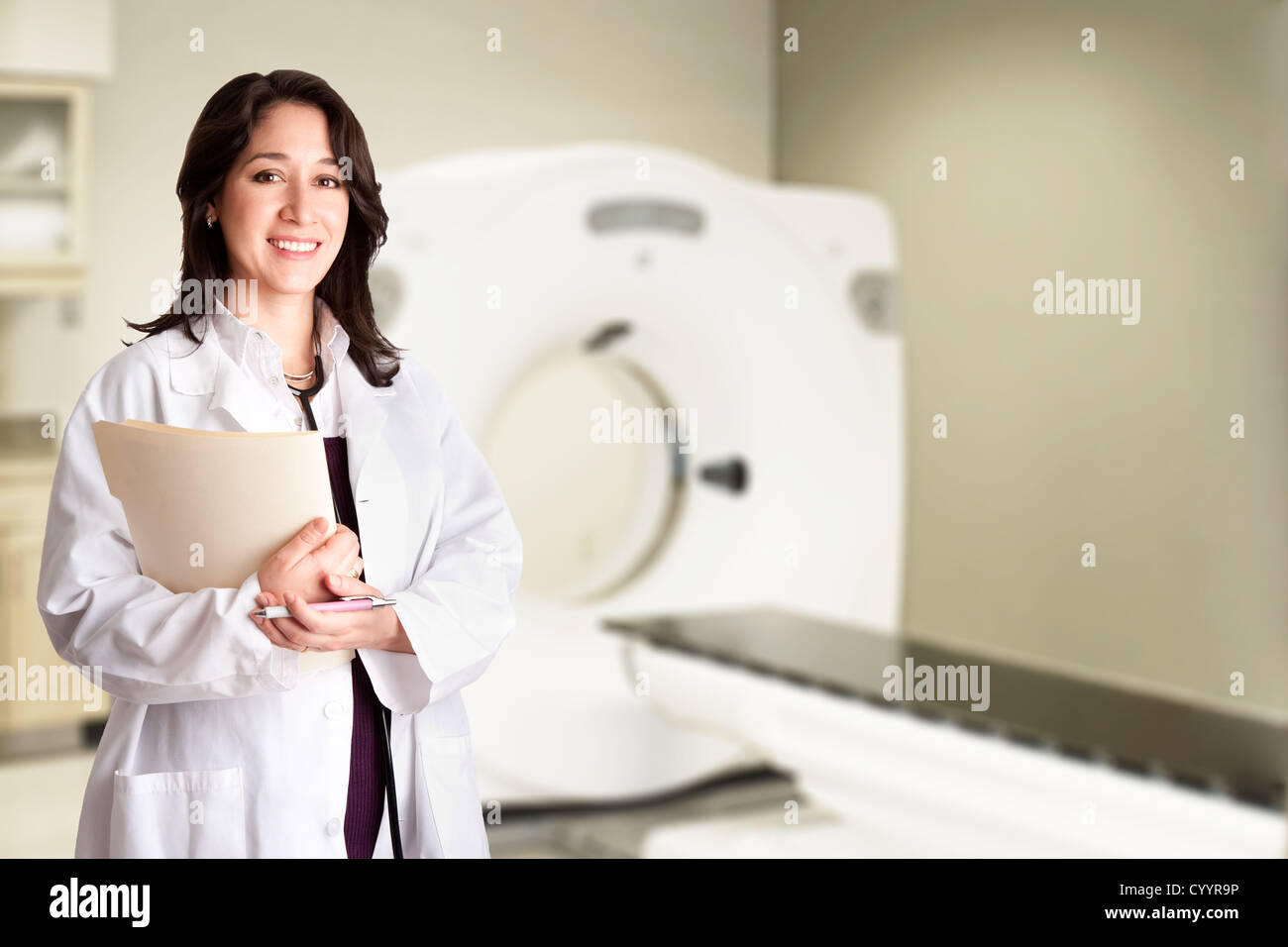 Weiblichen Arzt Radiologe am CT CAT-Scan mit Diagramm Stockfoto