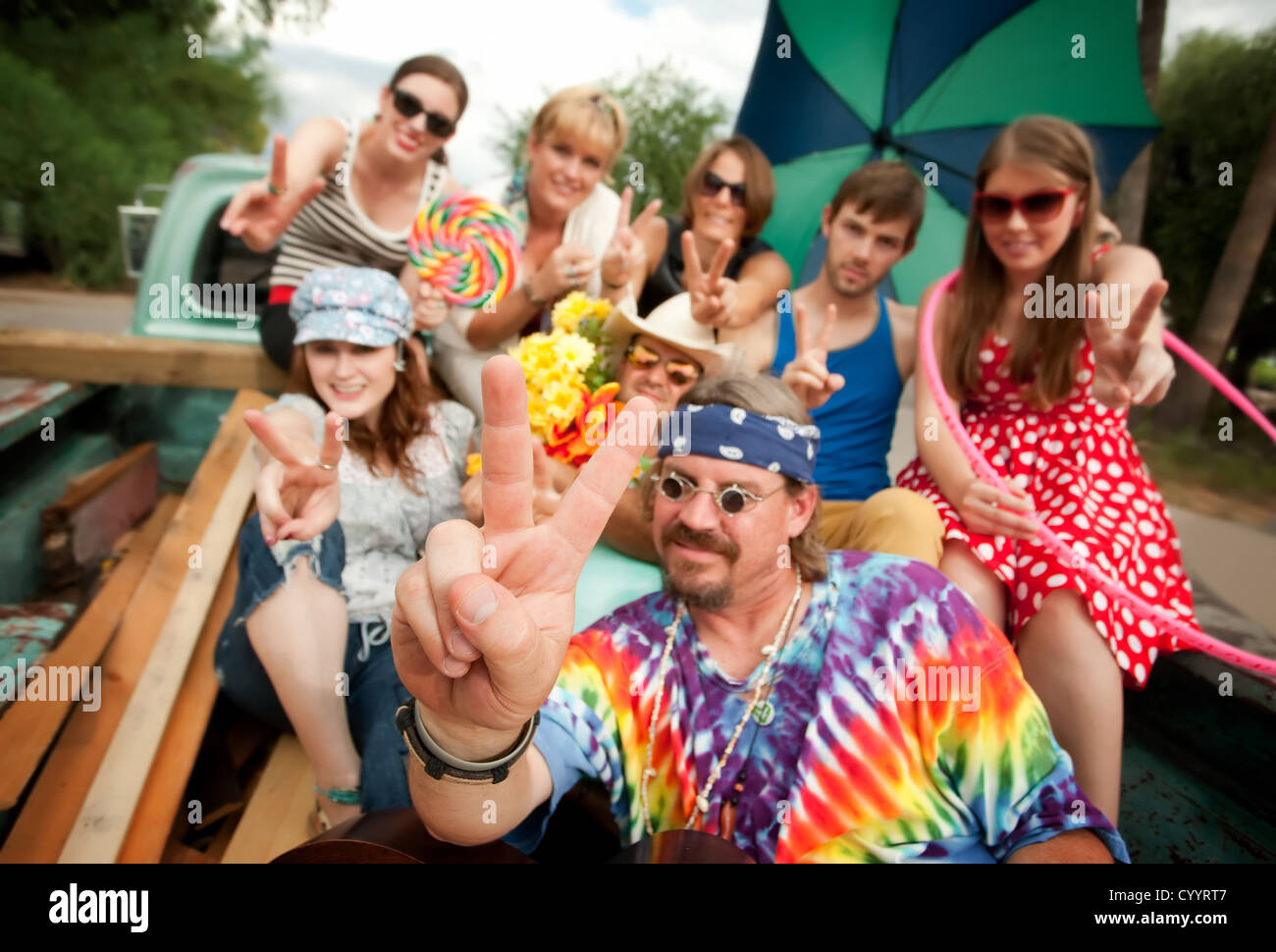 Groovy Gruppe in der Rückseite LKW Making Peace-Zeichen Stockfoto