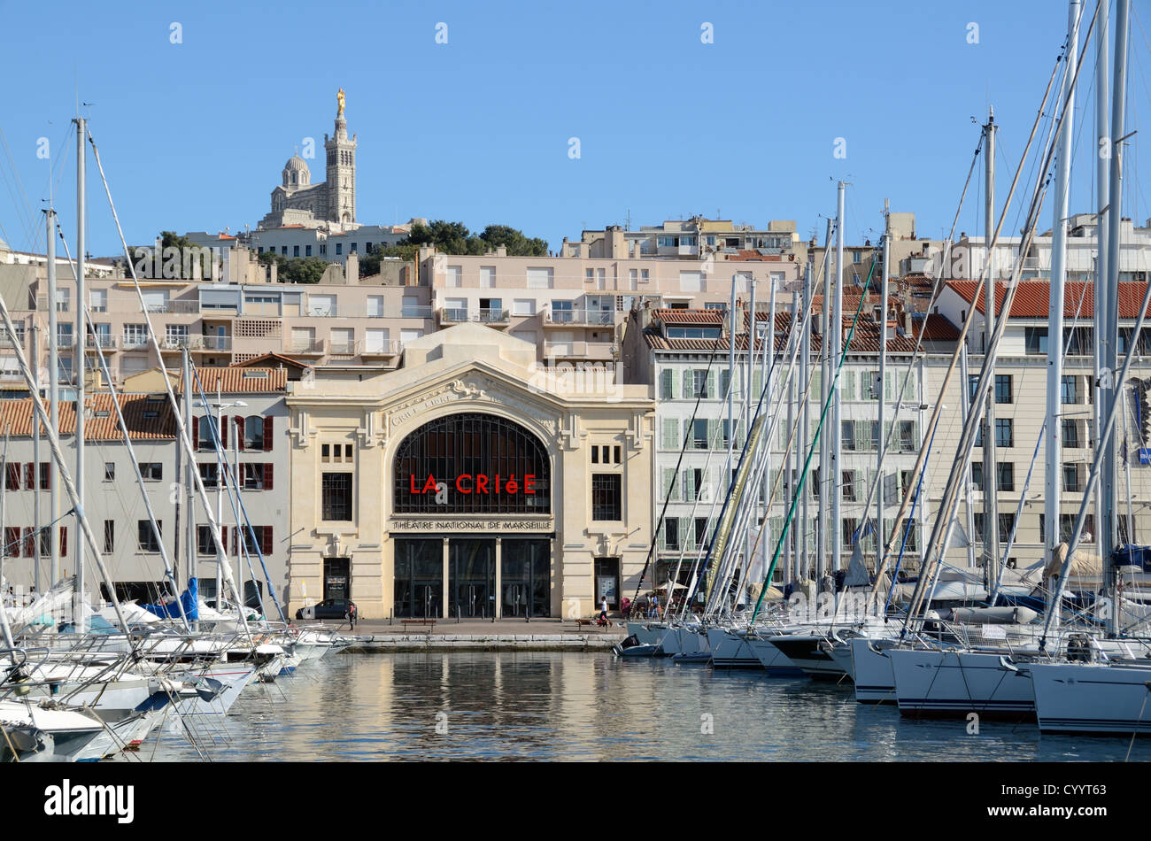 La Criée Theater am Alten oder Vieux Port und Basilika Notre-Dame-de-la-Garde Marseille oder Marseille Provence Frankreich Stockfoto