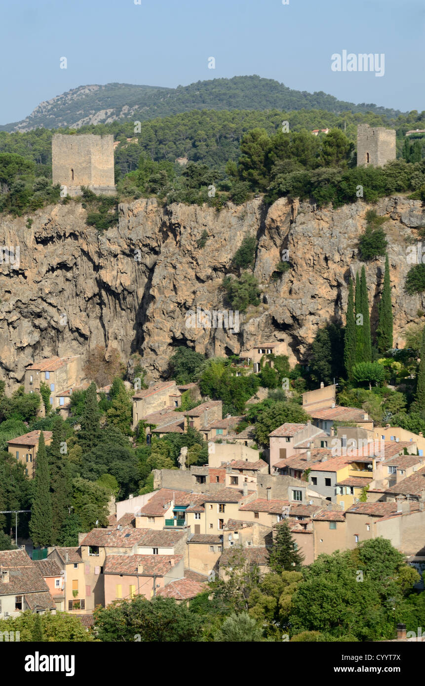 Luftaufnahme oder Hochblick über die Dorfhäuser von Cotignac mit ihren Klippenhäusern, troglodyten Wohnhäusern und mittelalterlichen Türmen Provence France Stockfoto