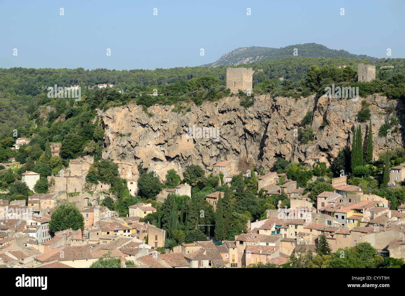 Panoramablick über das Dorf Cotignac seine troglodyte Häuser und mittelalterlichen Türme Var Provence Frankreich Stockfoto
