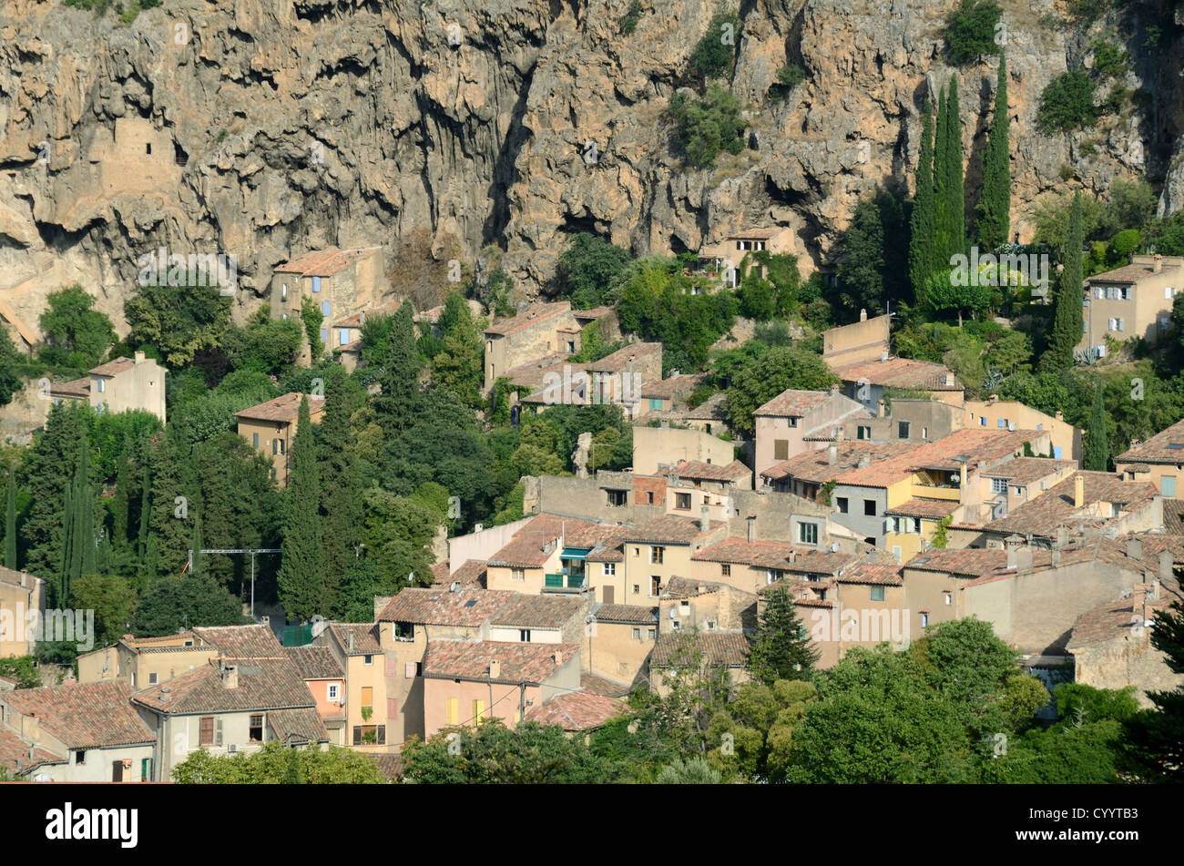 Luftaufnahme oder Hochwinkelansicht über Dorfhäuser und troglodyte Wohnungen von Cotignac Var Provence Frankreich Stockfoto