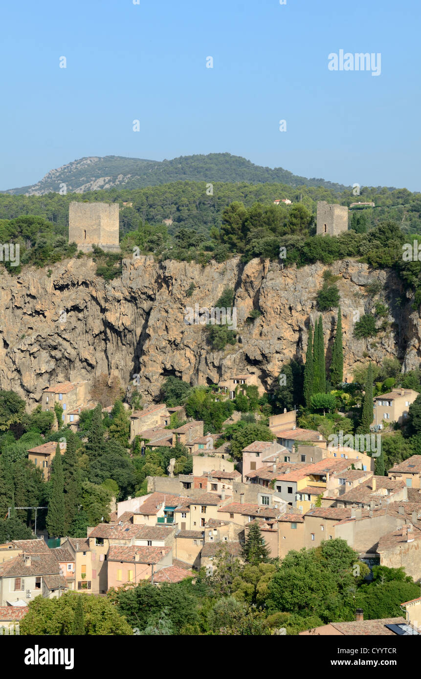 Luftaufnahme oder Hochwinkelansicht über das Dorf Cotignac, seine Höhlenklippenhäuser und mittelalterlichen Türme Var Provence Frankreich Stockfoto